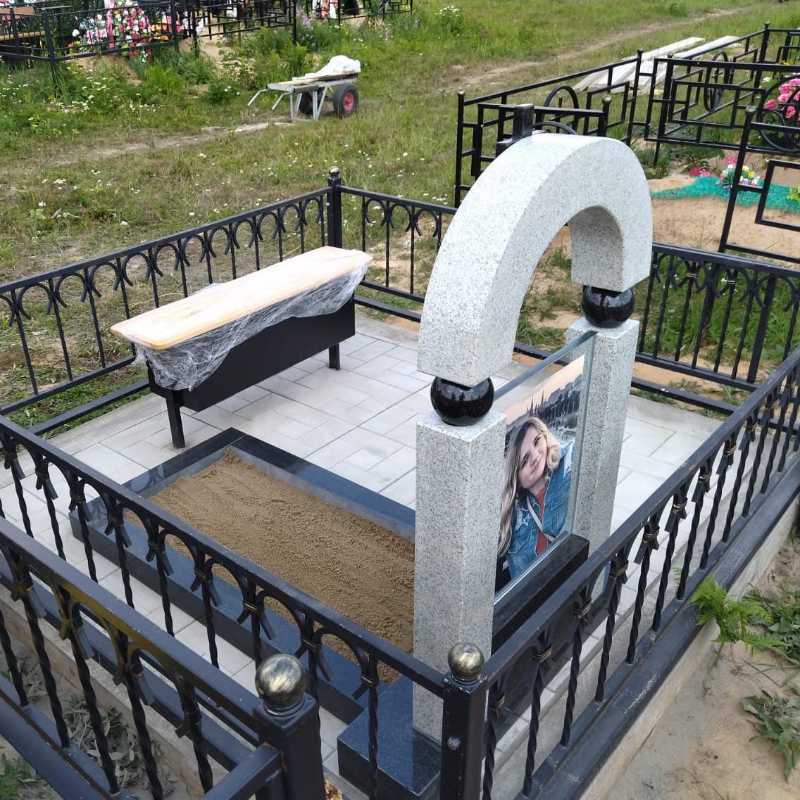 Стекло на памятник 