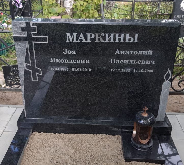 Памятник со свечой и крестом на могилу