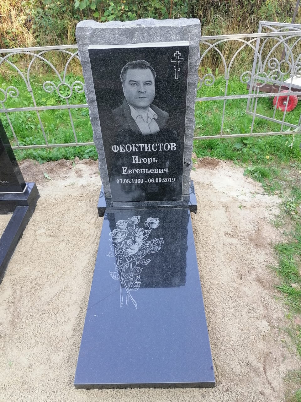недорогая надгробная плита на могилу