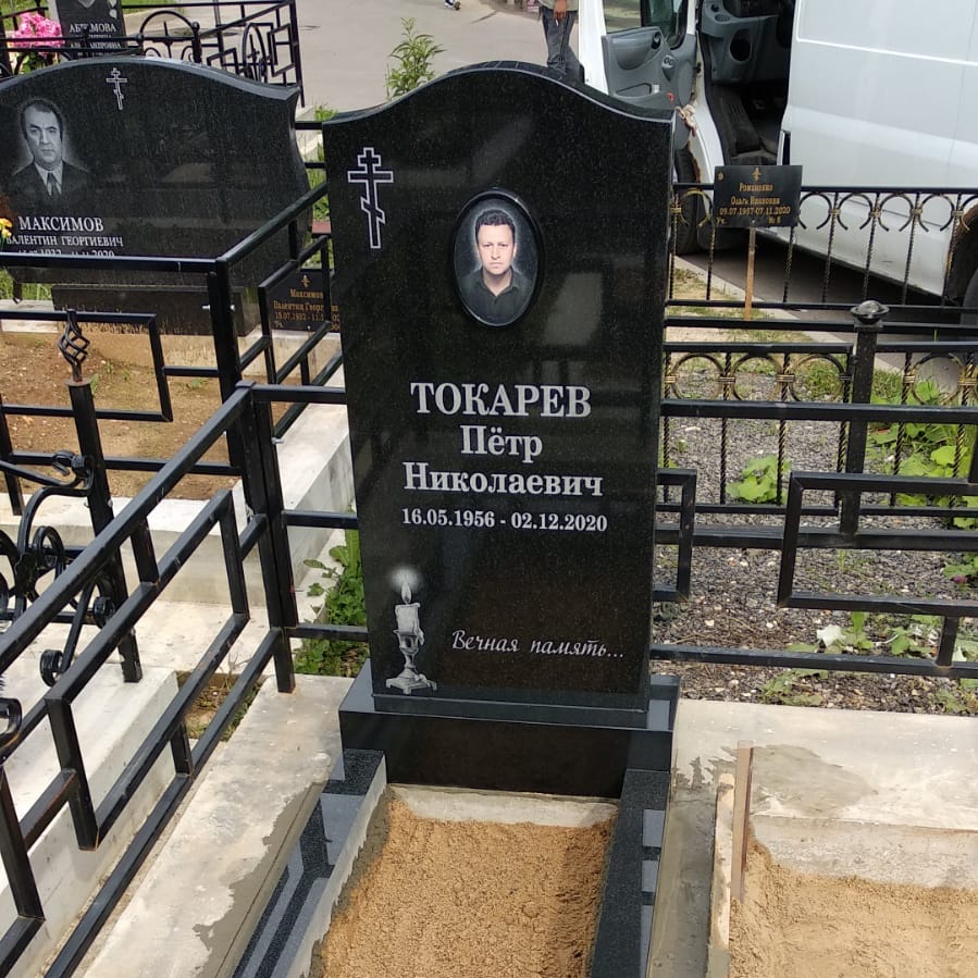 гранитное надгробие волной