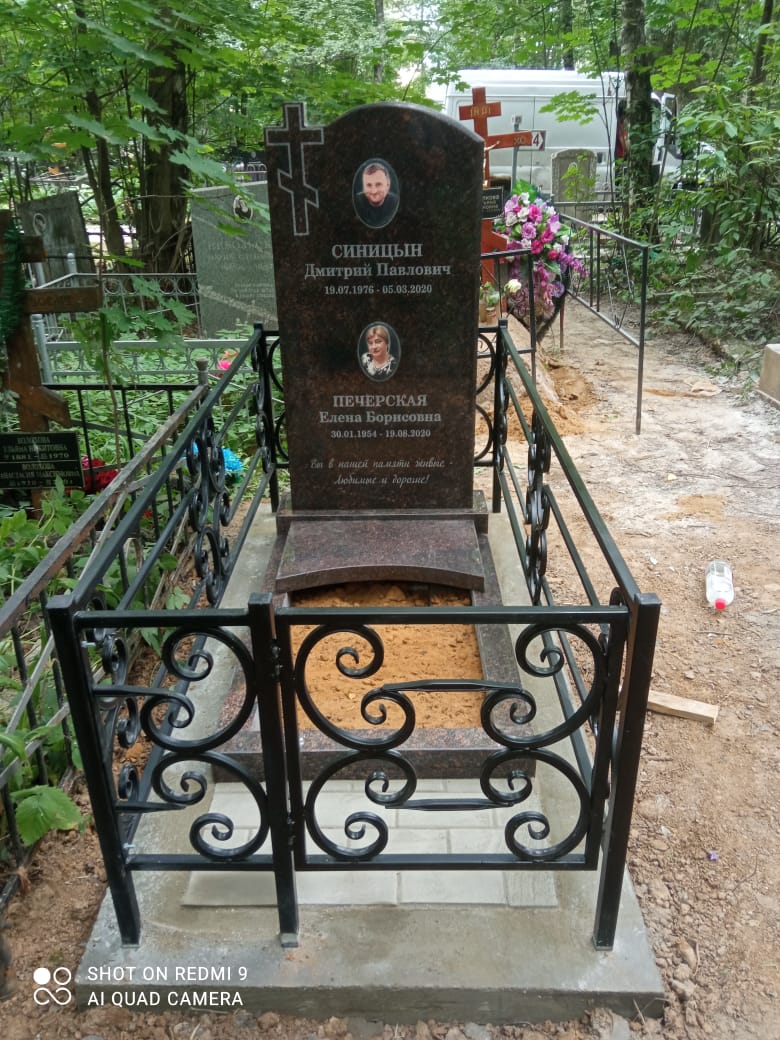 цветник с плиткой на могилу бюджетный