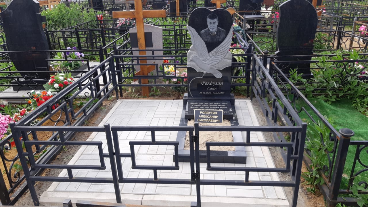 Памятник с голубем и сердцем на могилу