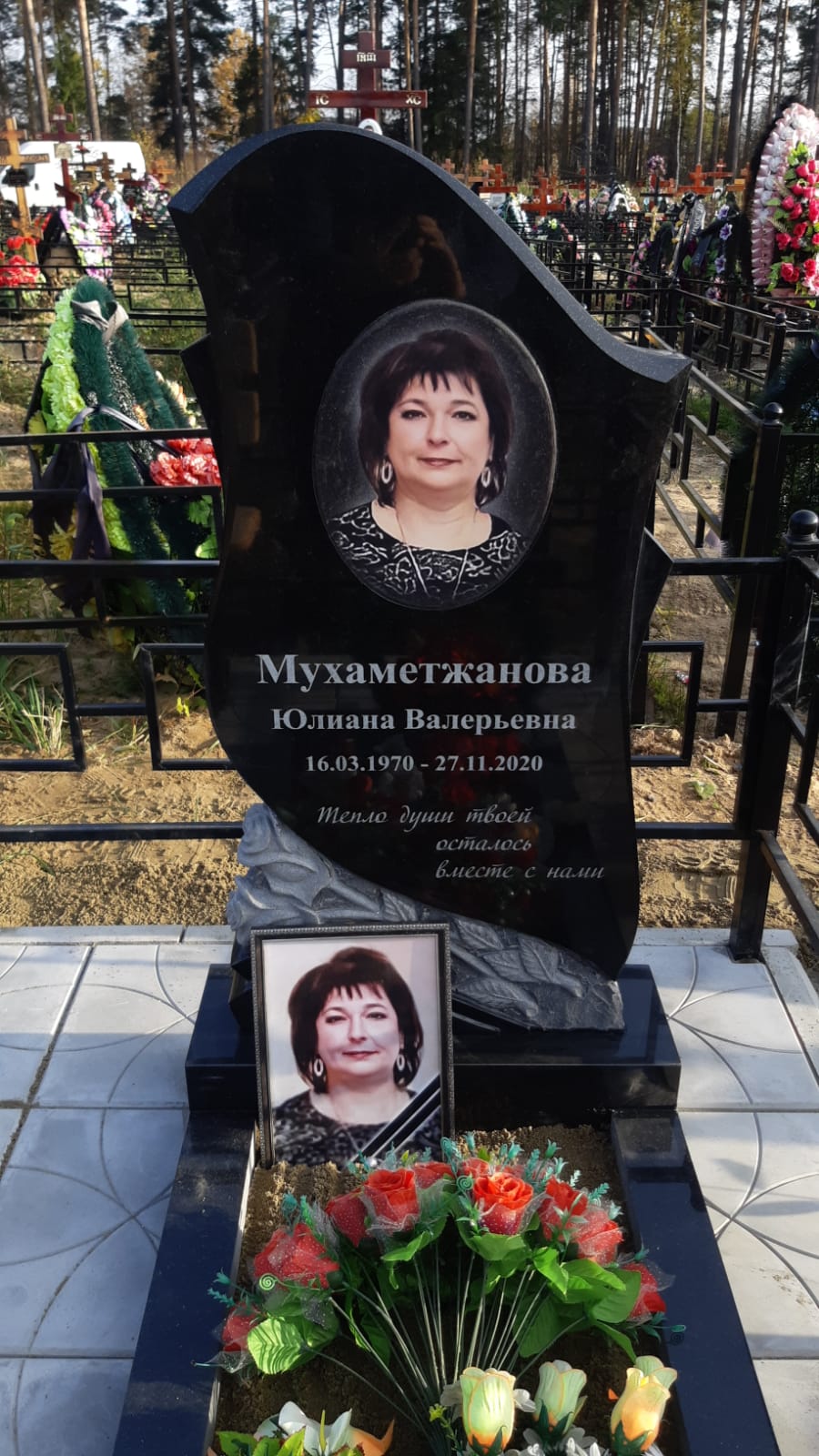 Памятник с розами гранитными