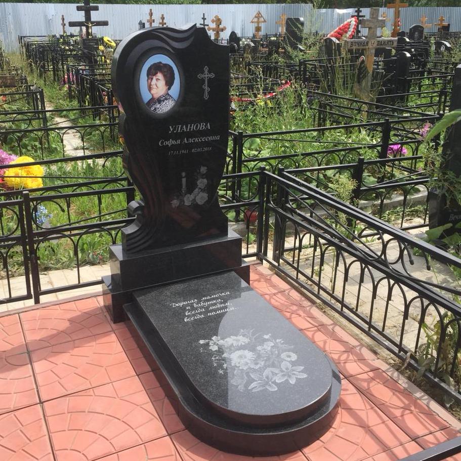 Гранитный мемориал со столом и лавкой