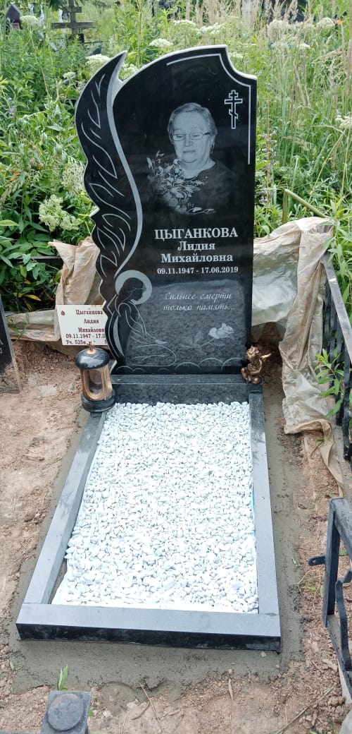 памятник с ангелом скорбящим