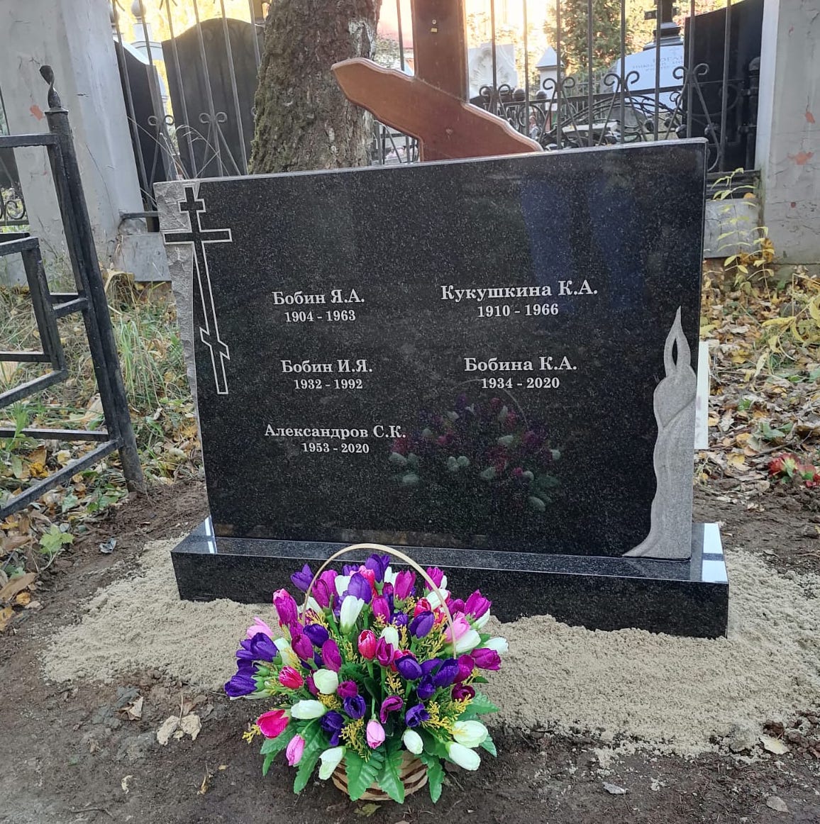 Памятник со свечой и крестом на могилу