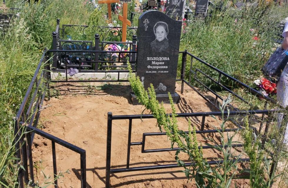 недорогая оградка с геометрическим орнаментом
