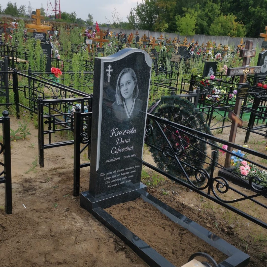 классическое надгробие волной