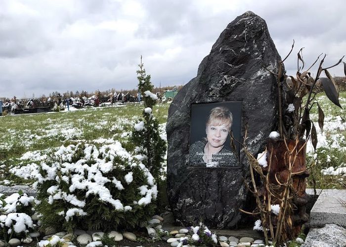 Памятник валун из гранита Гранатовый Амфиболит