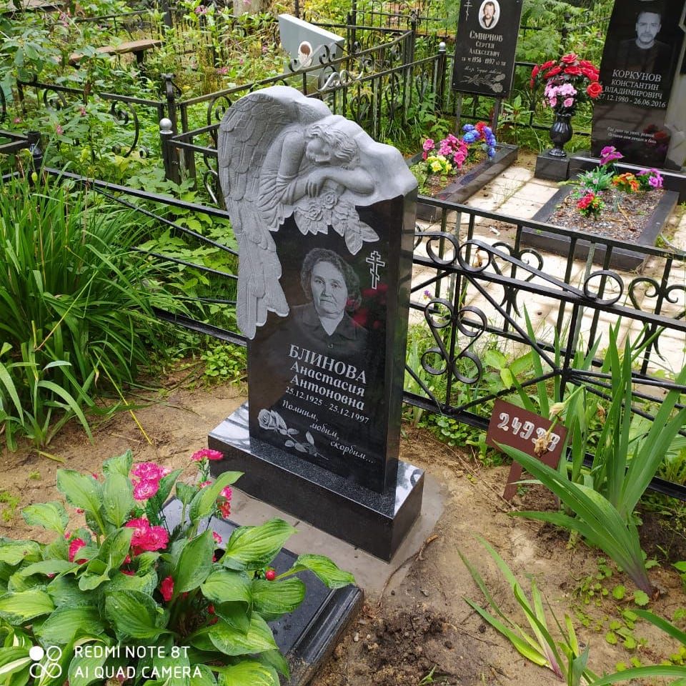 Гравировка красивой розы на стеле памятника