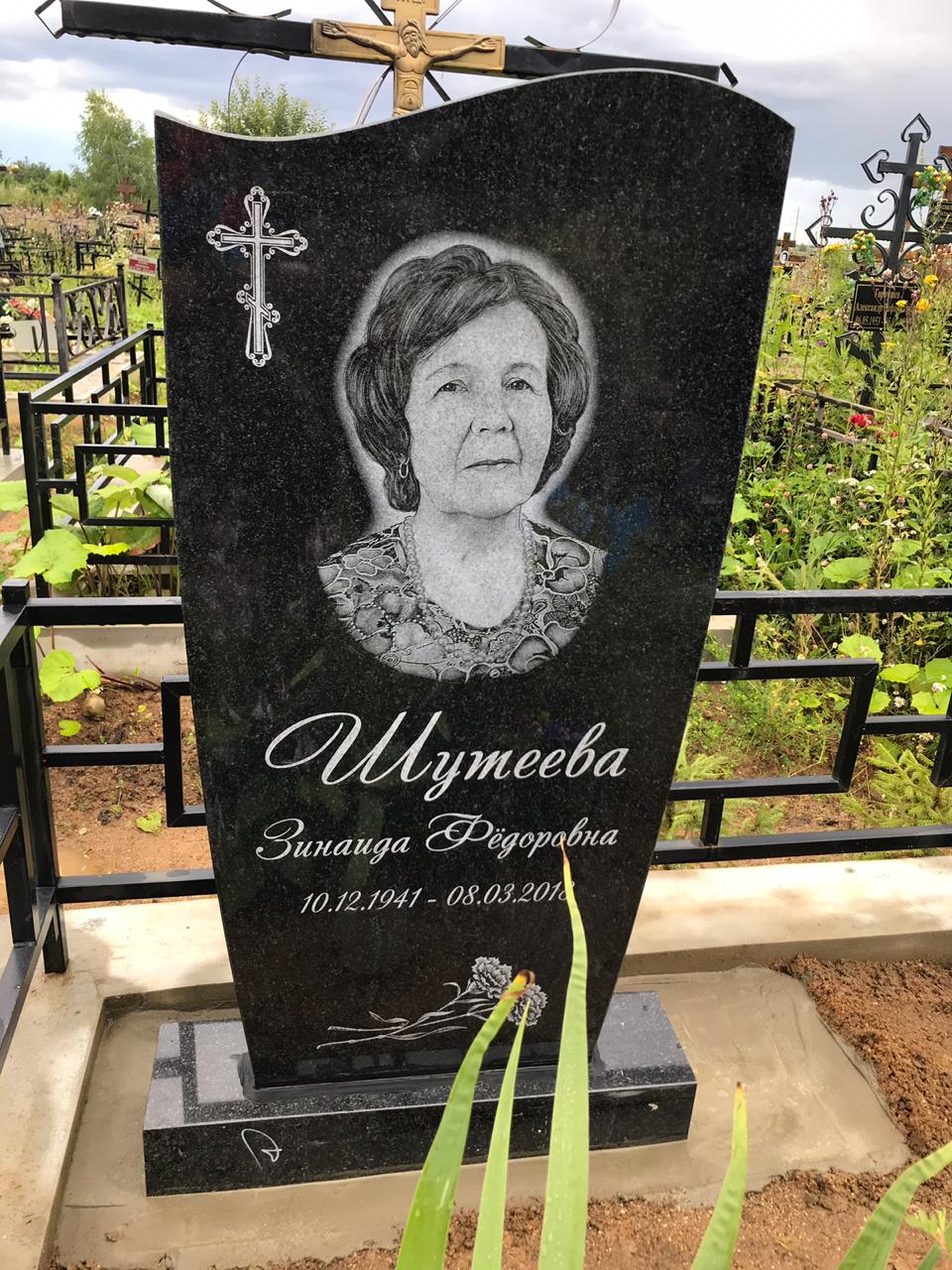 памятник из гранита волной 11006