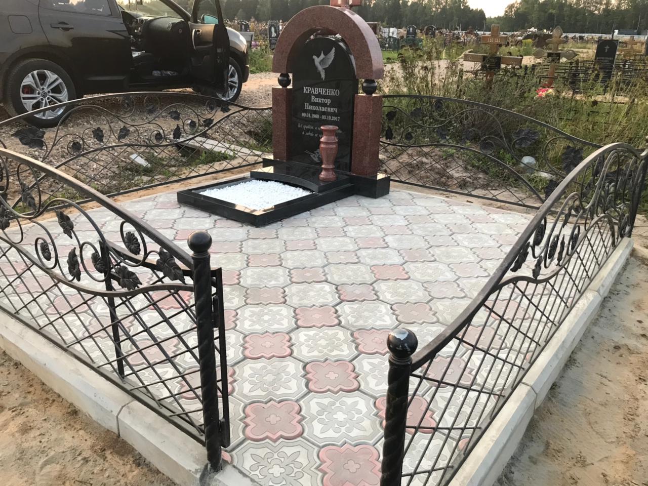 Памятник с аркой и шарами на могилу