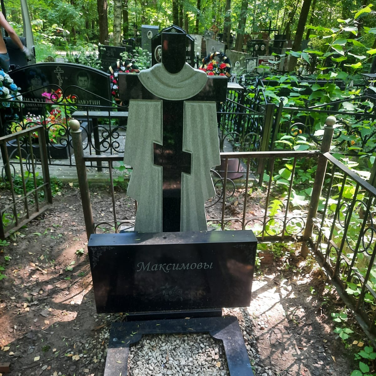 гранитный крест с тканью