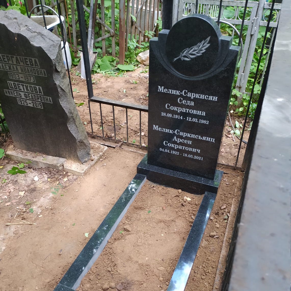 Памятник с выемкой под фото