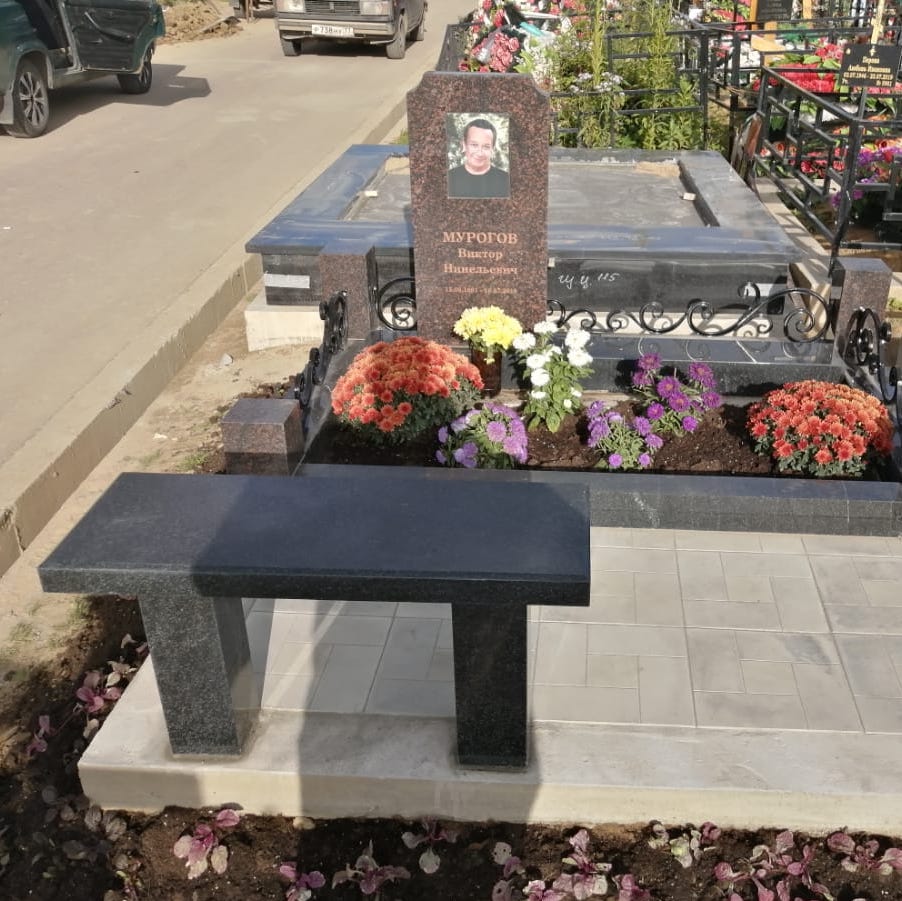 Скамейка из гранита ритуальная