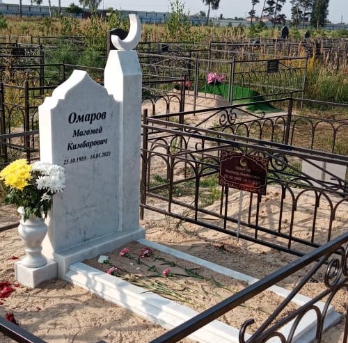 Памятник мусульманский с месяцем из гранита