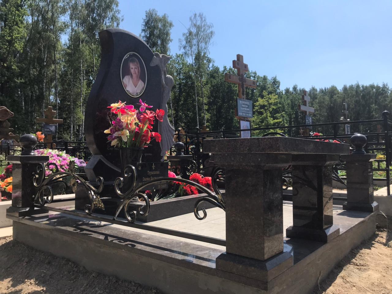 Гранитная ограда с лавочкой на могилу