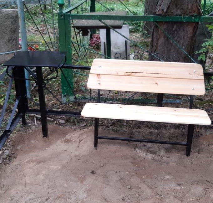 металлический столик на захоронение