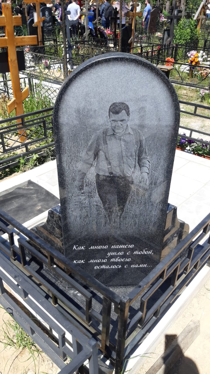 Угловой комплекс с гранитной облицовкой участка