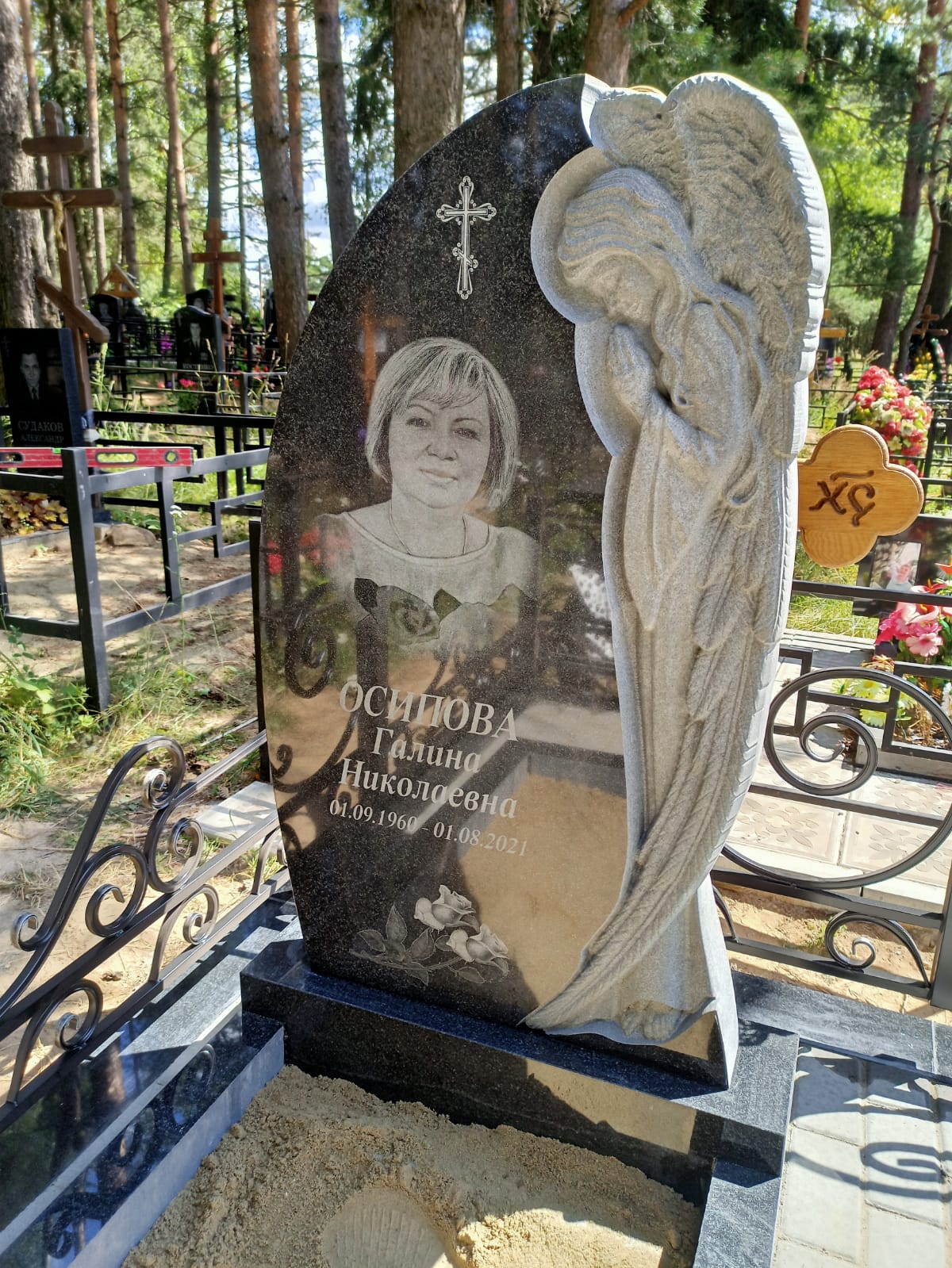 Гравировка крестика на памятник