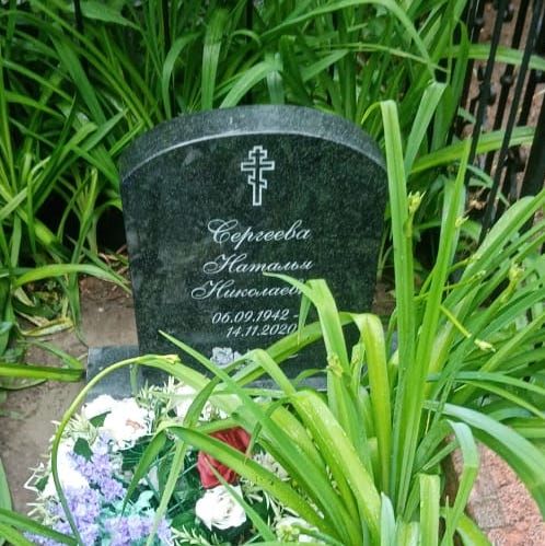 небольшой памятник на могилу 18001