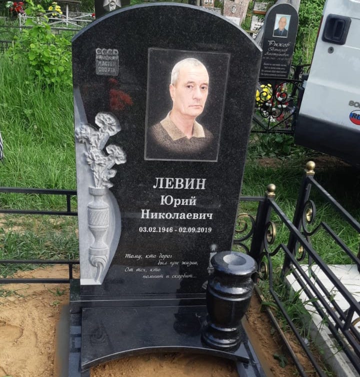 цветник с плиткой на могилу бюджетный