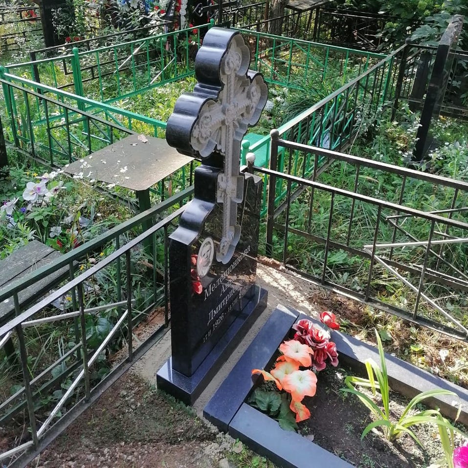 Памятник-крест резной