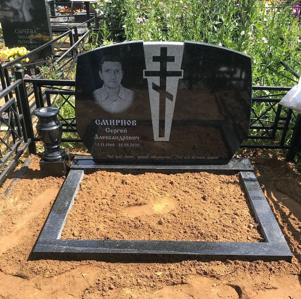 семейный памятник с крестом 15900