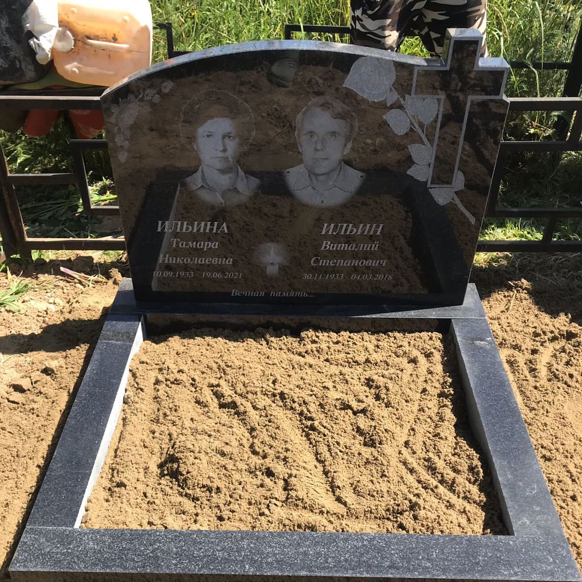 розочки уголок на памятник