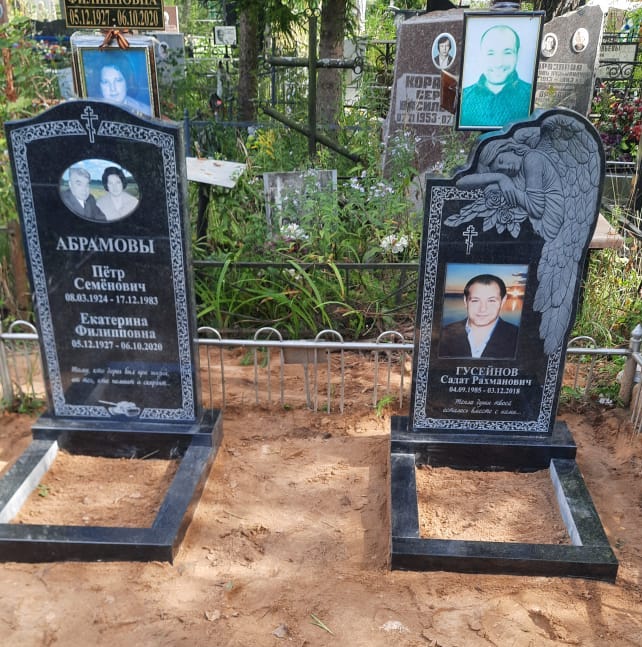 гранитное надгробие волной