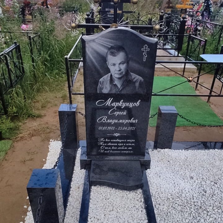 гранитное надгробие волной