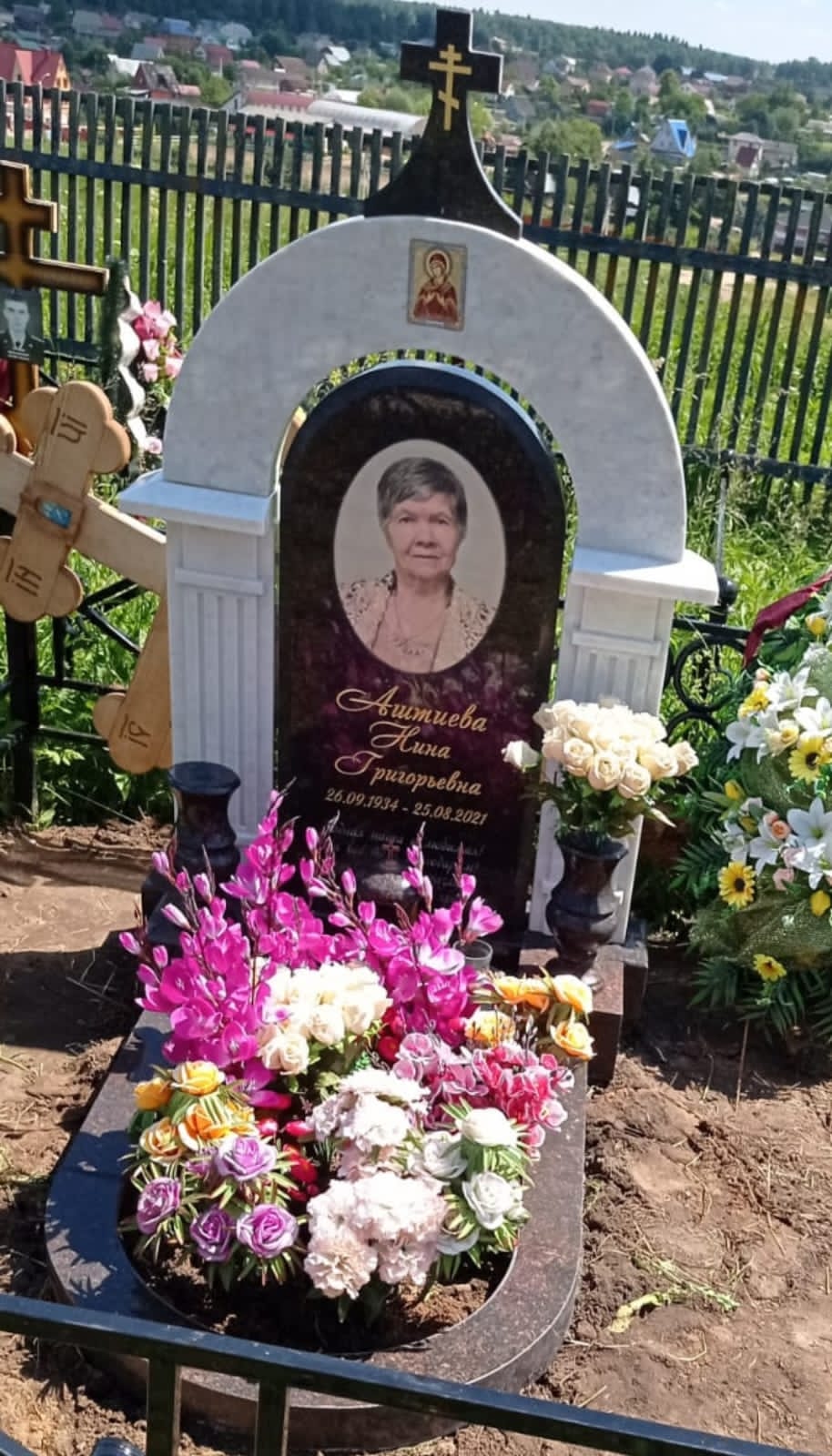 Памятник аркой с пилястрами на могилу