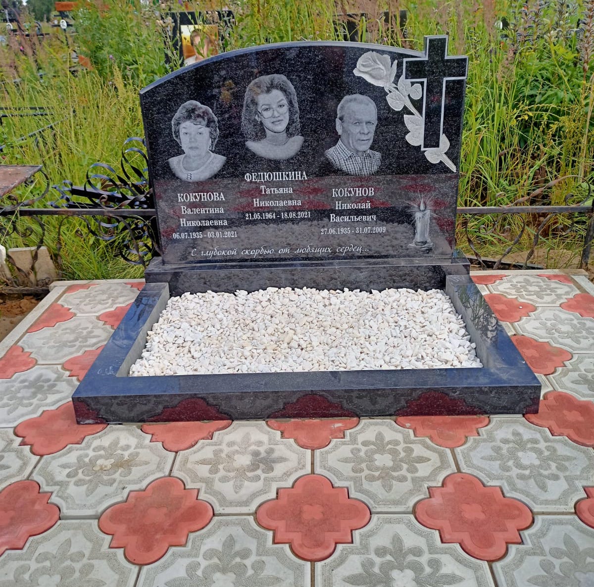 Двойной цветник на могилу