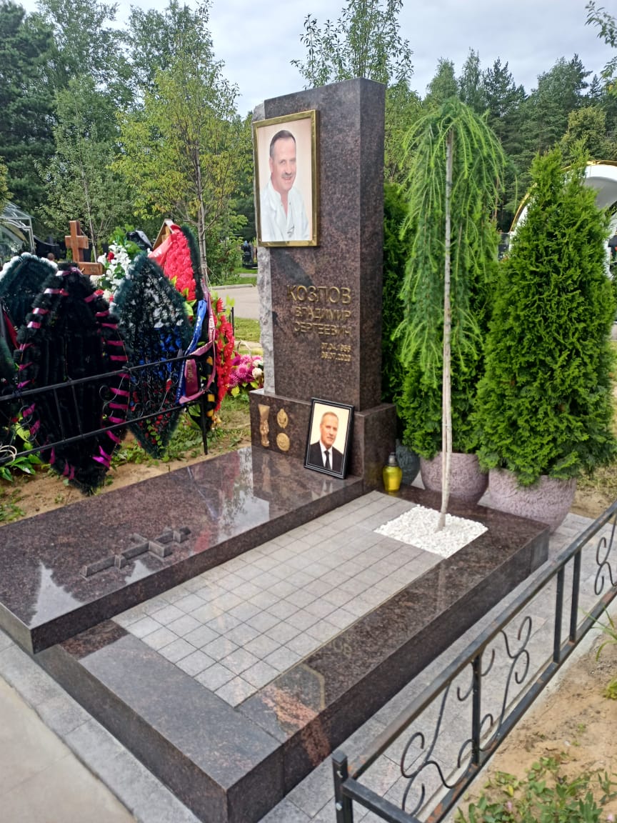 Гранитный мемориал с брусчаткой и гранитными поребриками