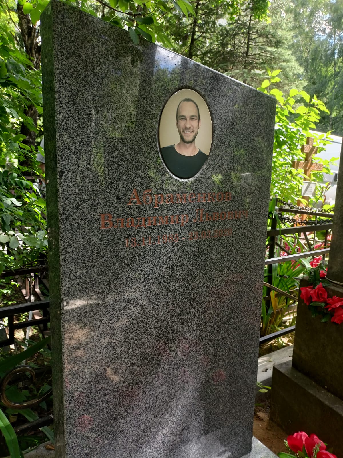 памятник строгой формы на могилу