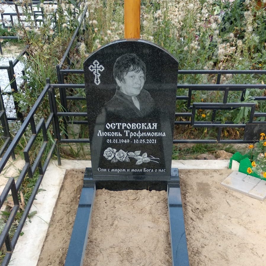 небольшой памятник на могилу 18001