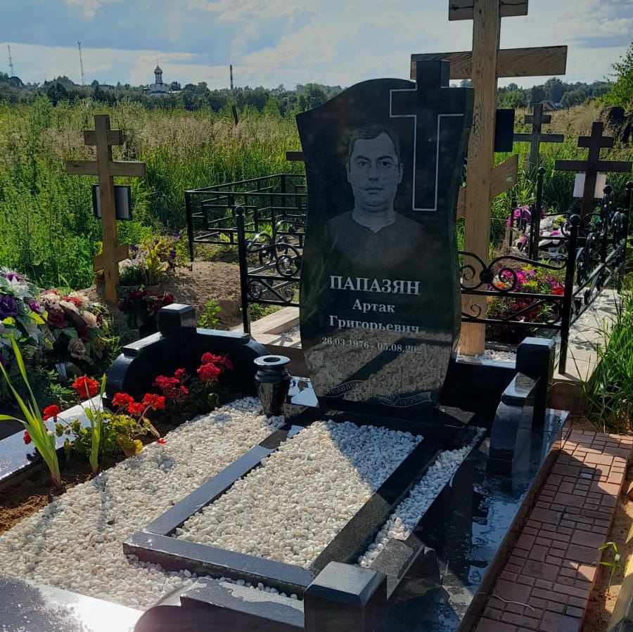 Фигурный памятник с крестом 11311