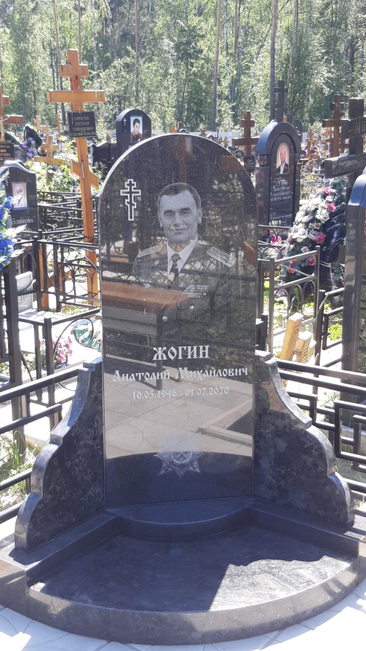 Угловой комплекс с гранитной облицовкой участка