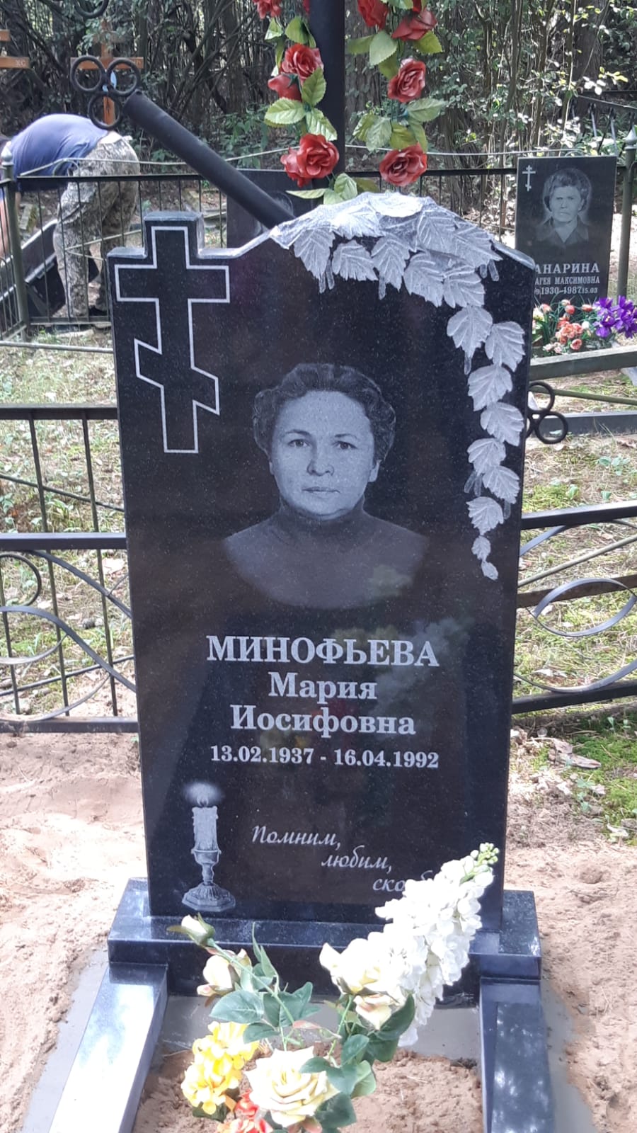 Памятник с веткой березы и крестом