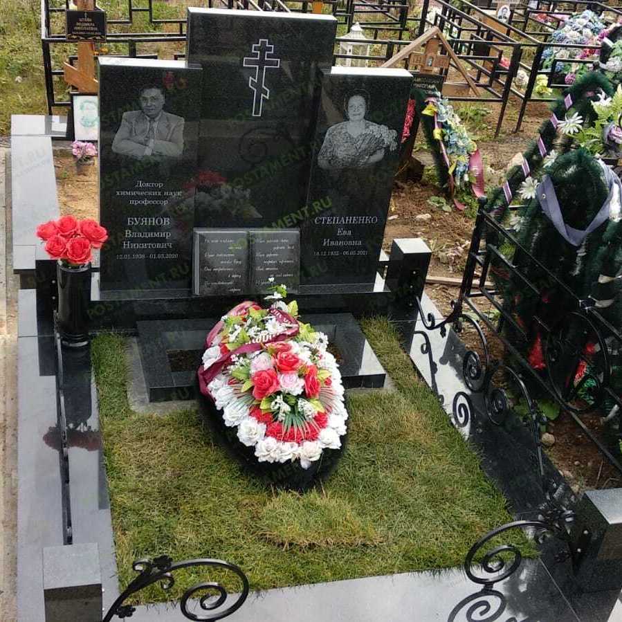 Семейный гранитный комплекс из трех стел