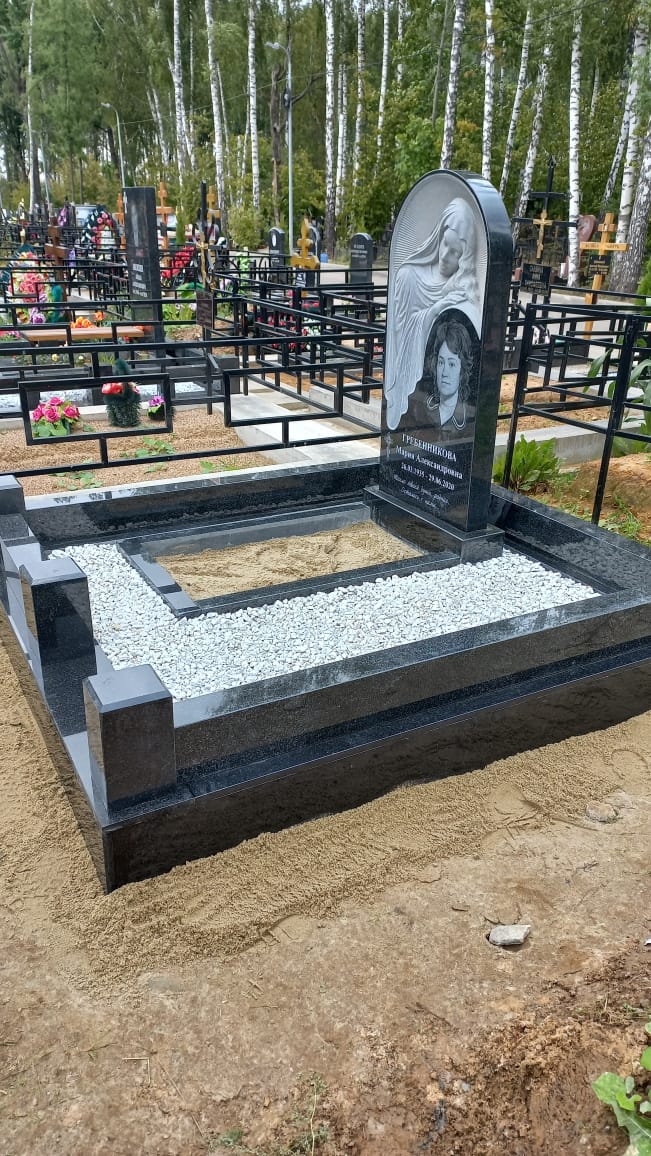 Памятник со скорбящей резной