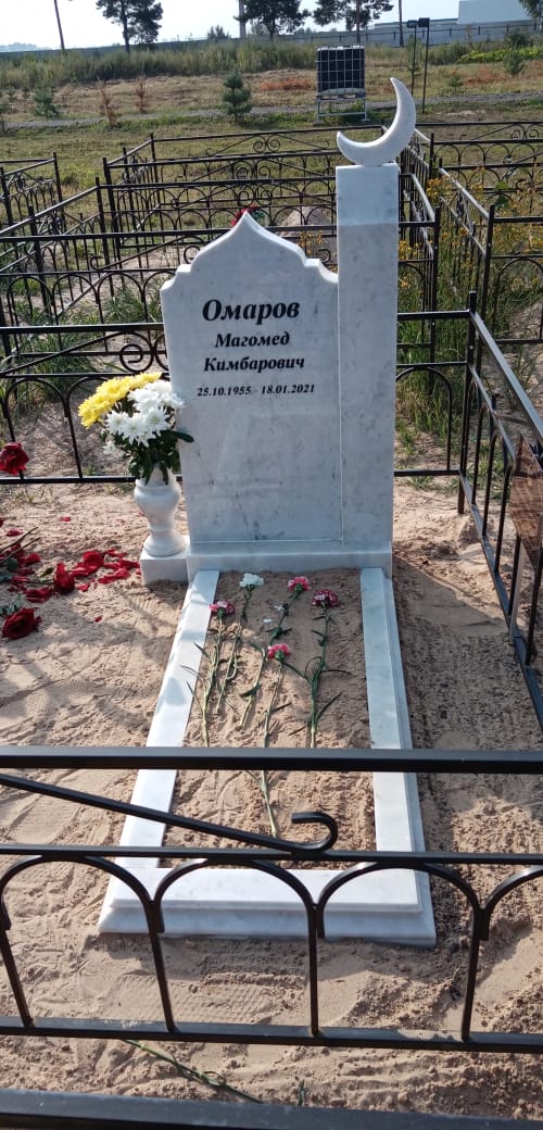 Памятник мусульманский с месяцем из гранита