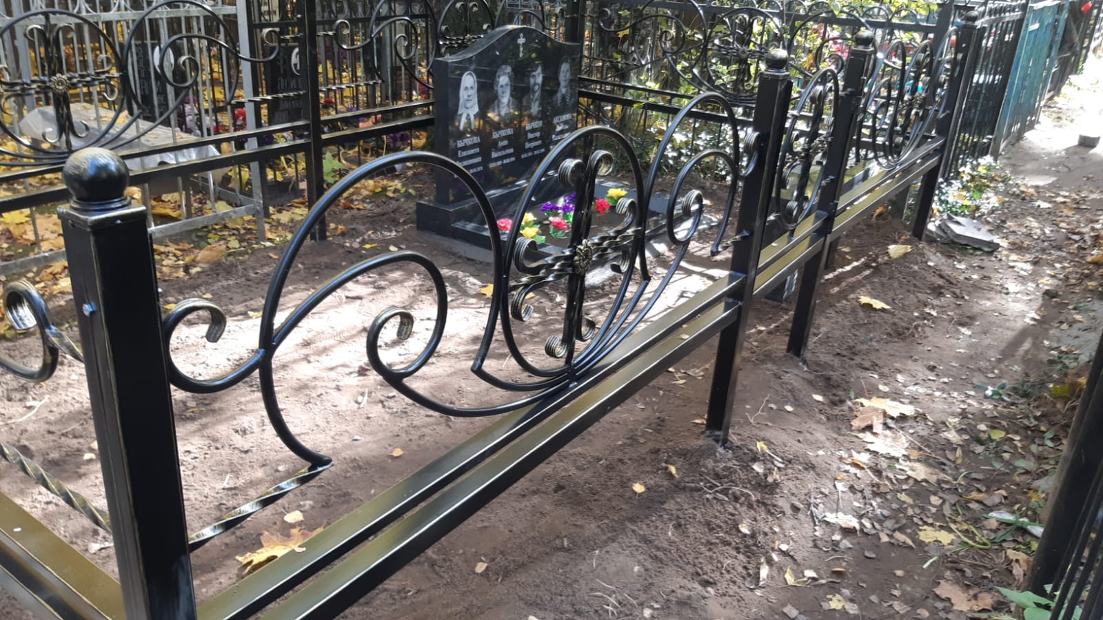 Кованая ограда с крестом