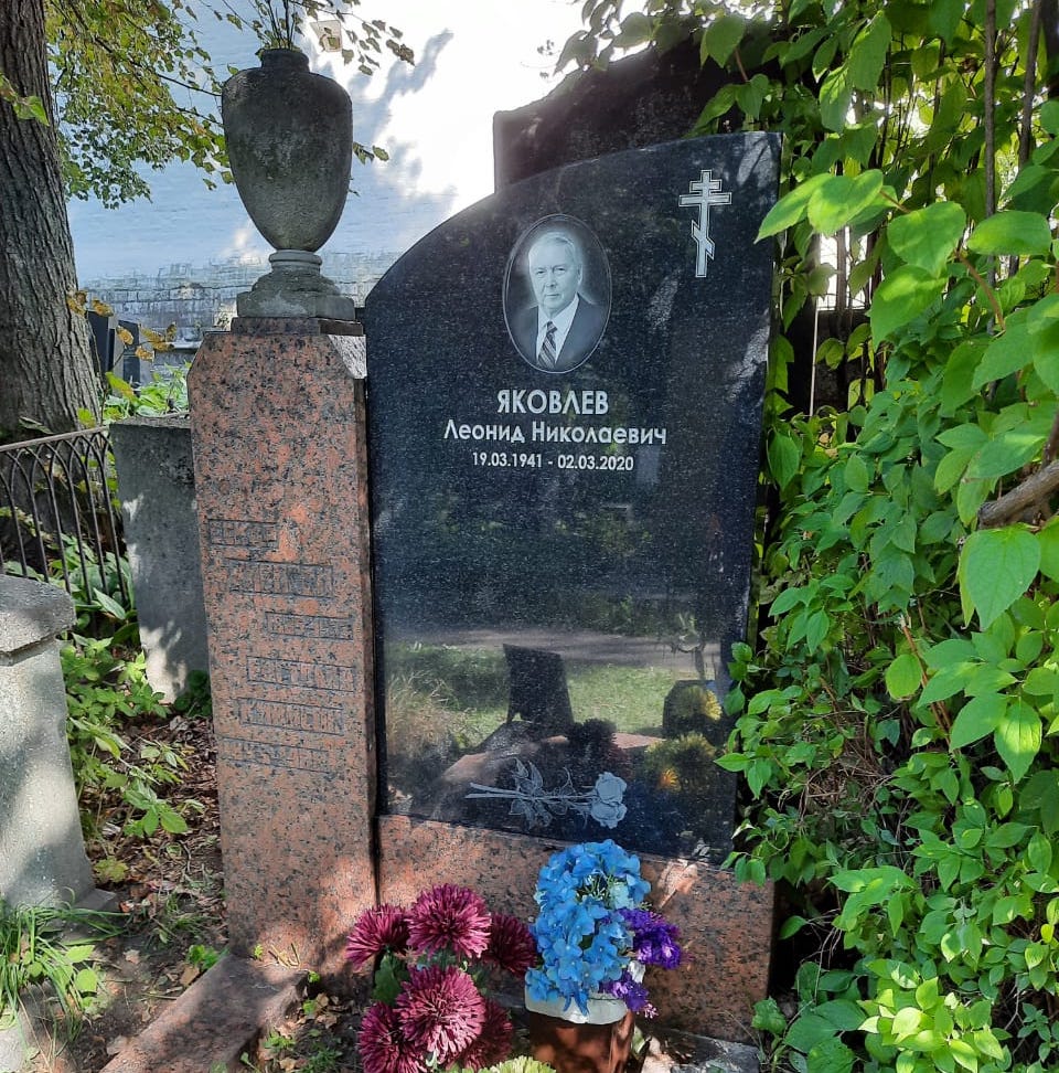 памятник могильный со скосом