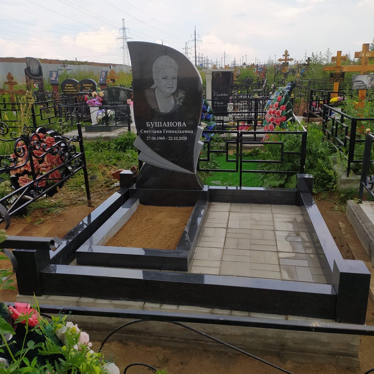 Стела в форме горящей свечи