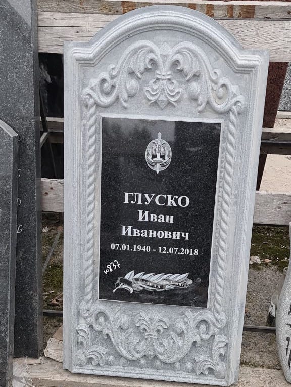 Памятник резной с виньетками