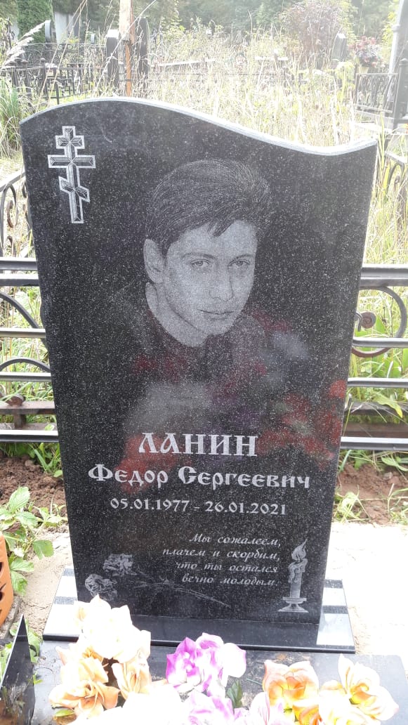 Две гвоздики на памятник на могилу