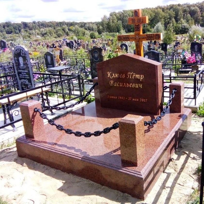 Комплекс из лезниковского гранита со столбиками гранитными с цепями