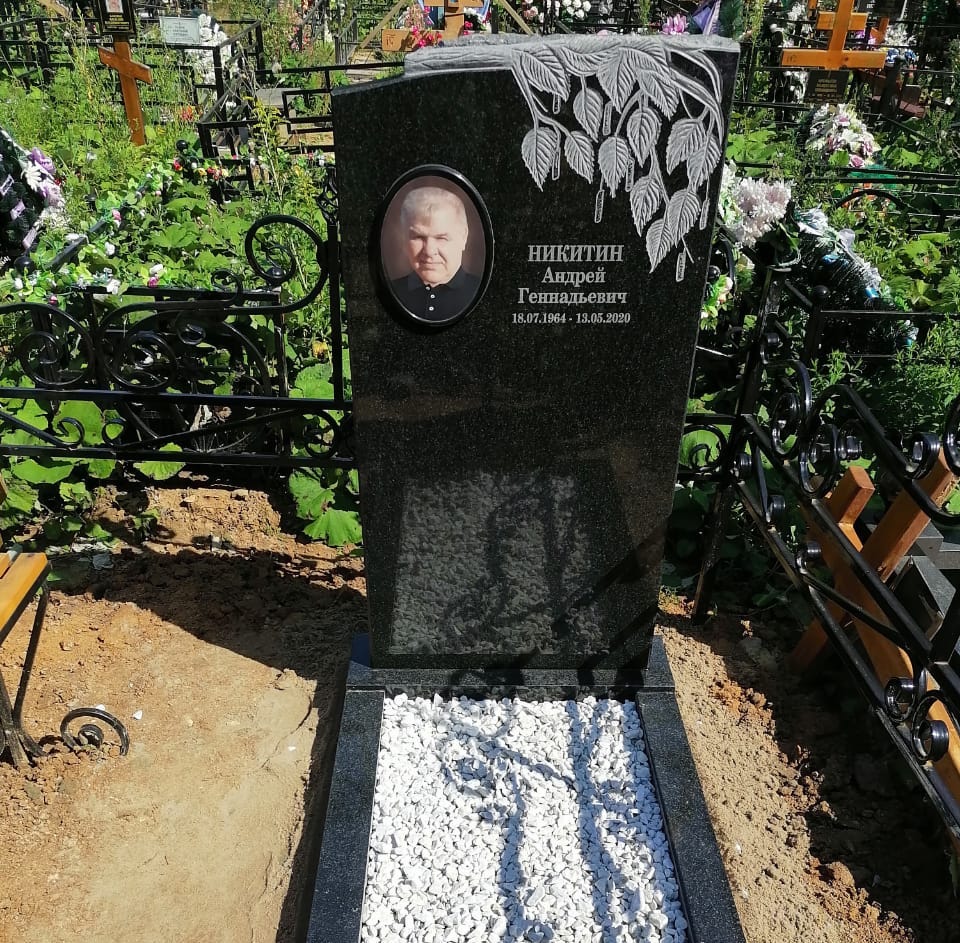 Надгробие с веткой березы