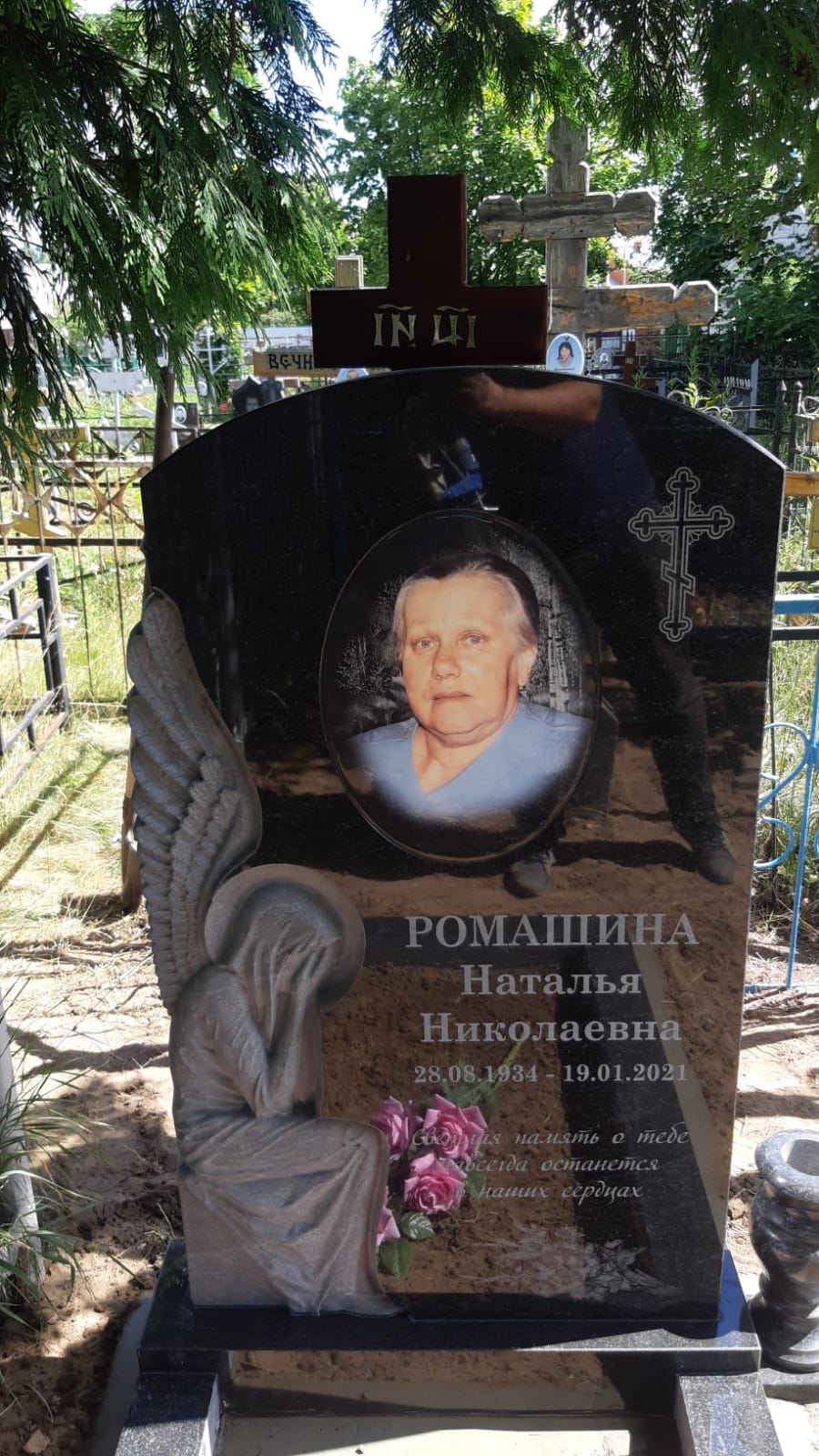 Памятник с ангелом резным